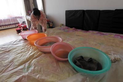 平武楼上漏水，住户失联，小区没物管，业主维权难！律师来支招……